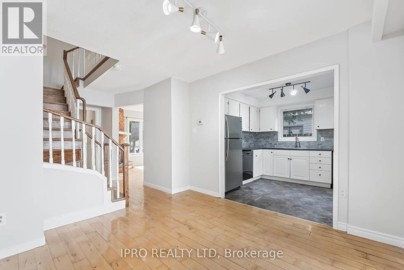 35 BARRINGTON CRESCENT W