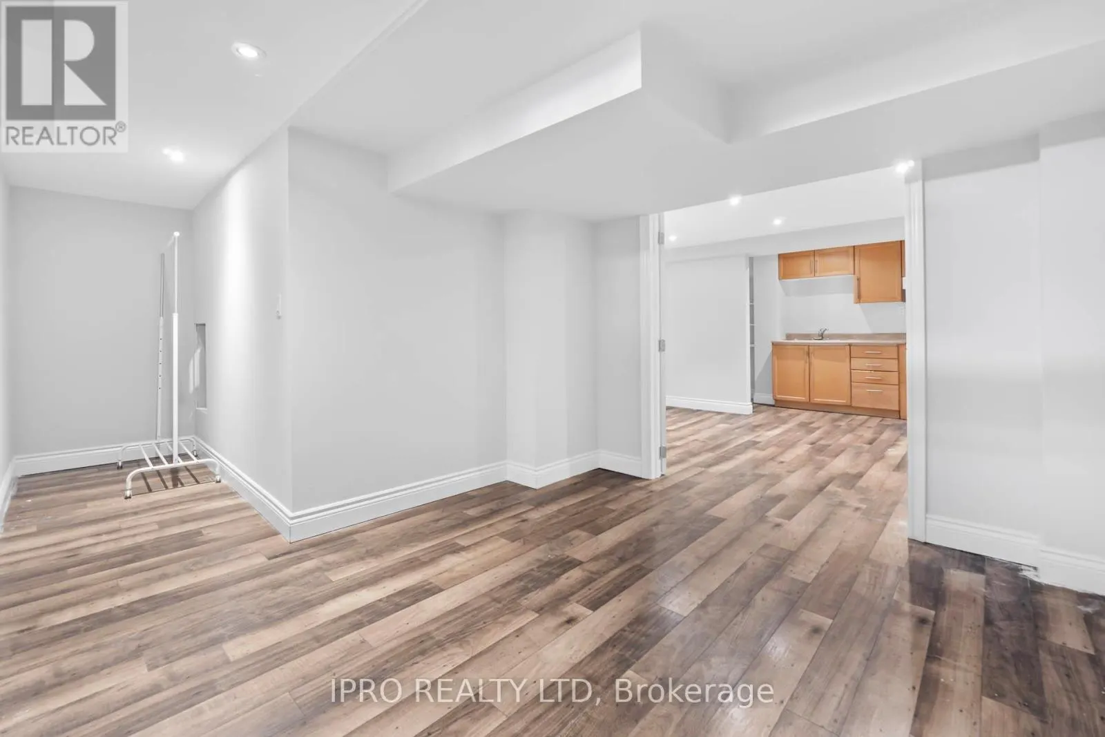 35 BARRINGTON CRESCENT W