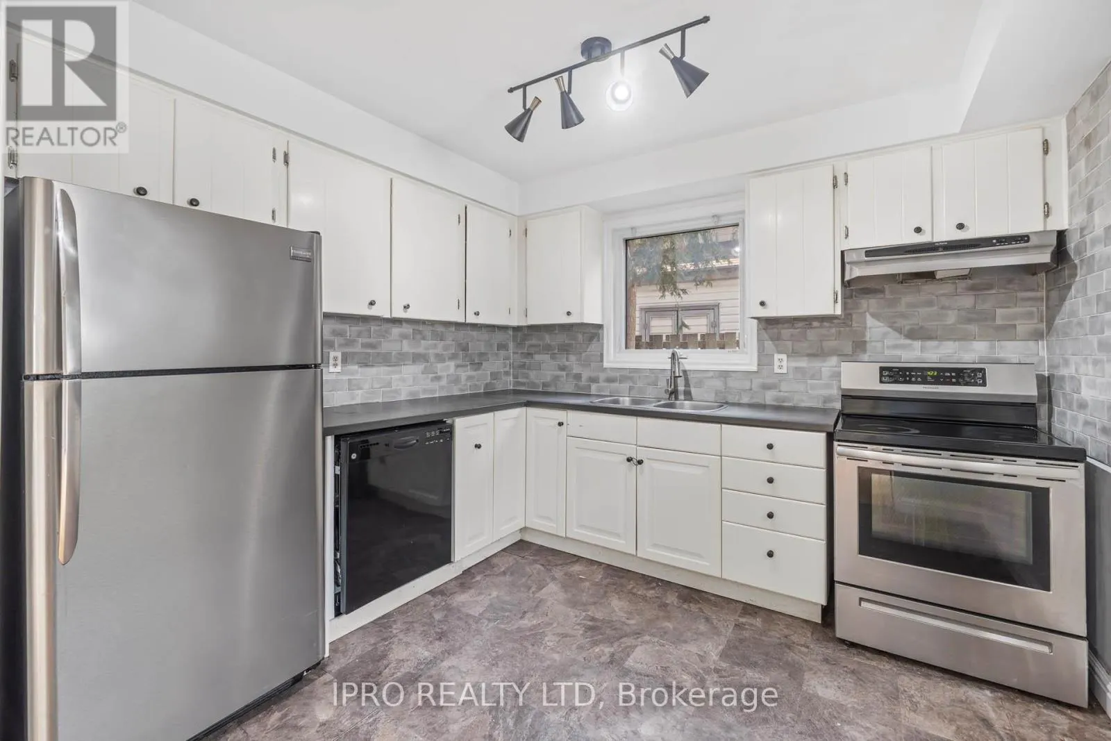 35 BARRINGTON CRESCENT W