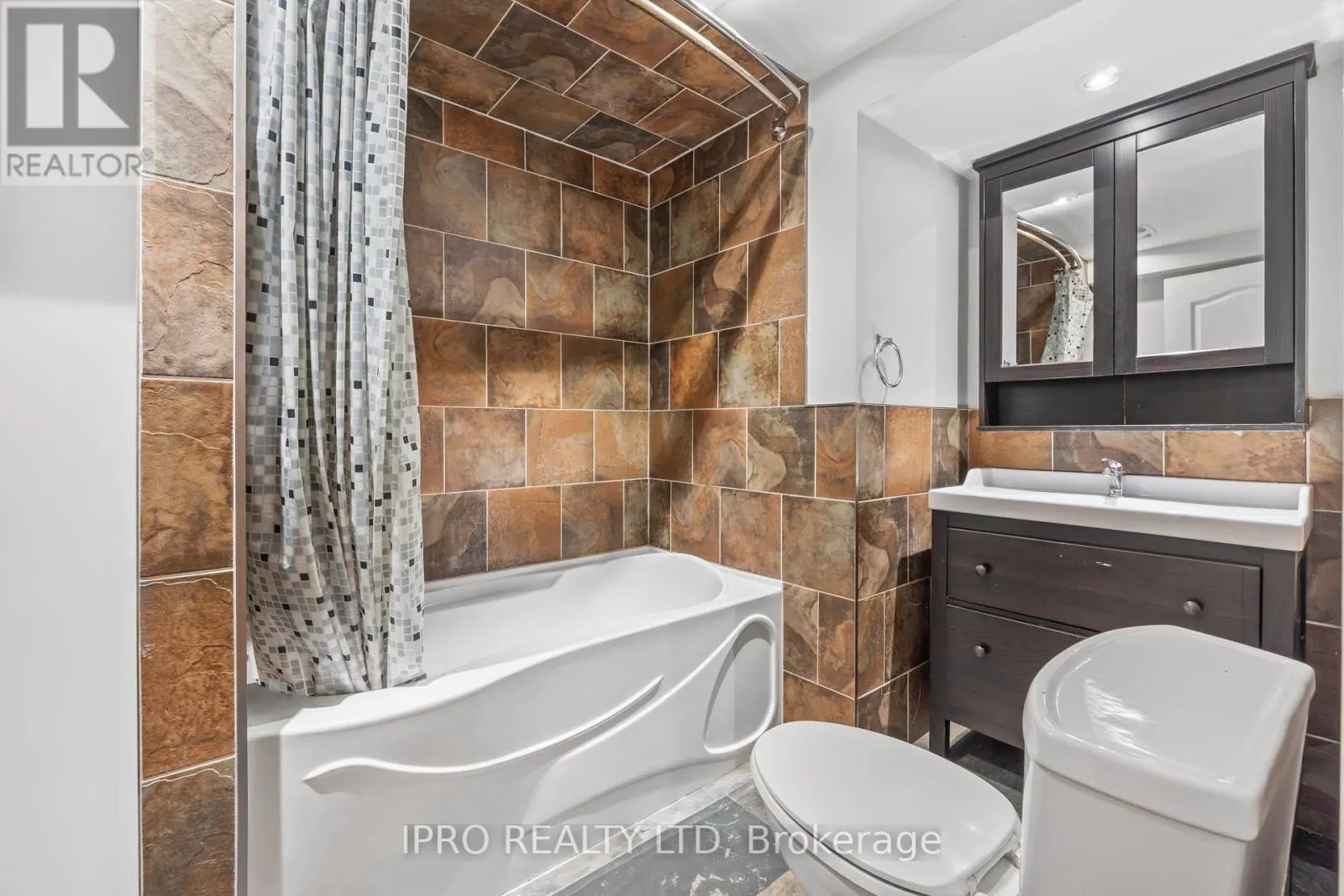 35 BARRINGTON CRESCENT W