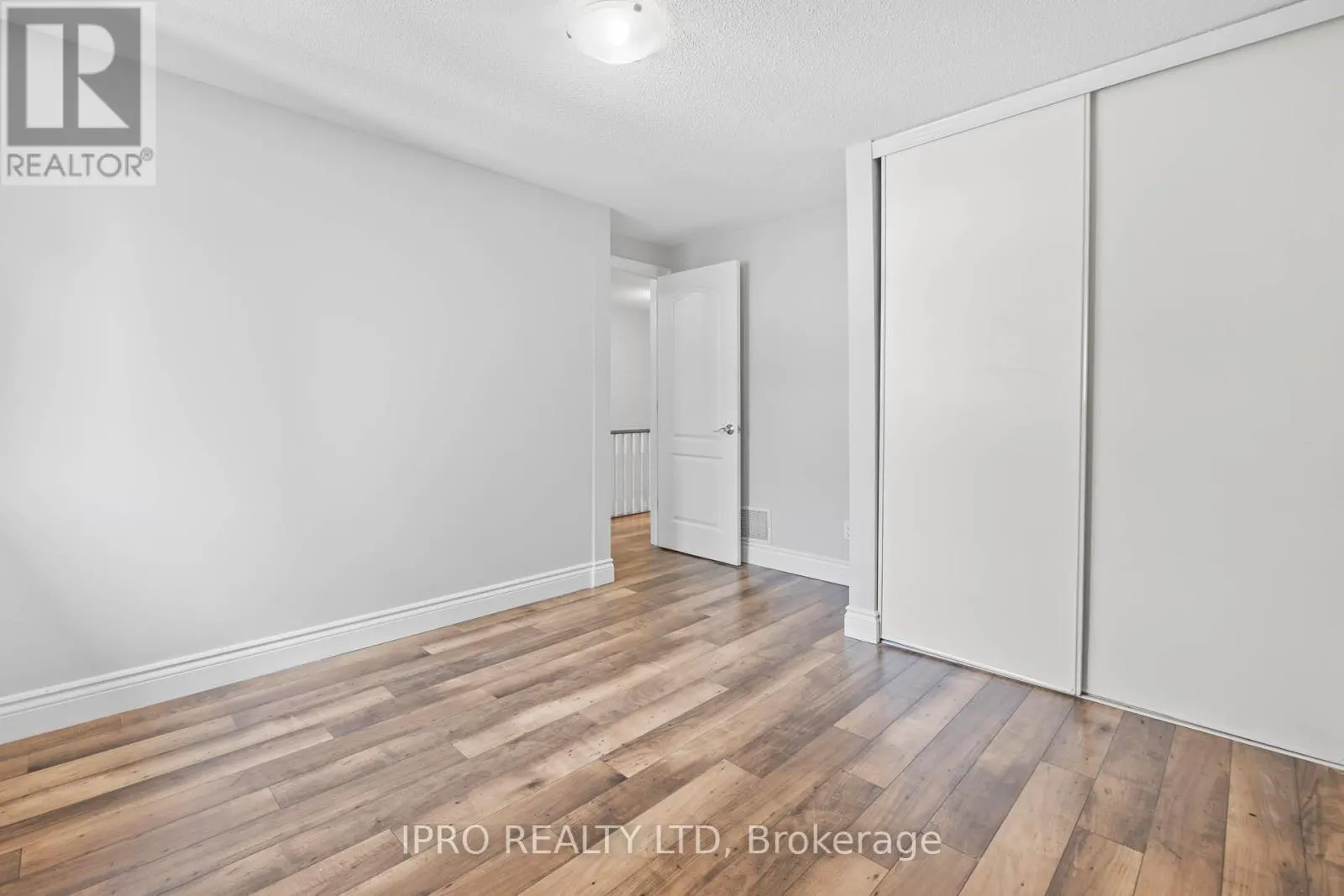 35 BARRINGTON CRESCENT W