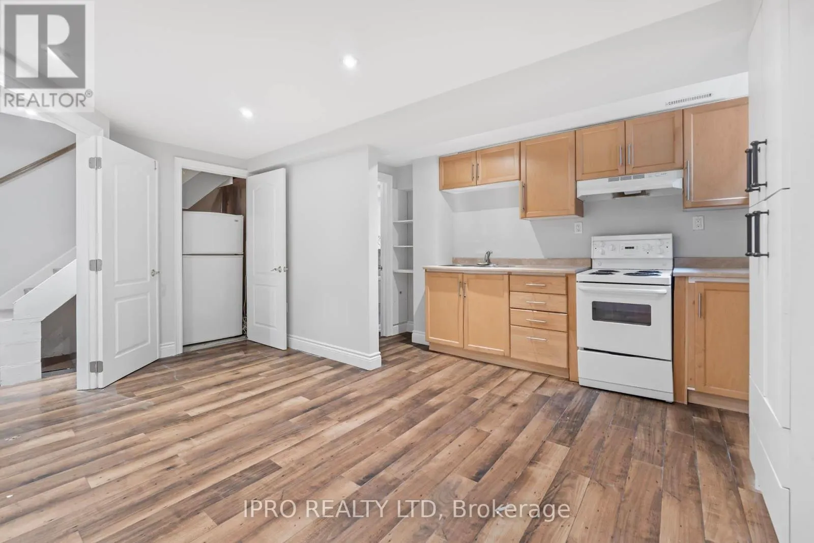 35 BARRINGTON CRESCENT W