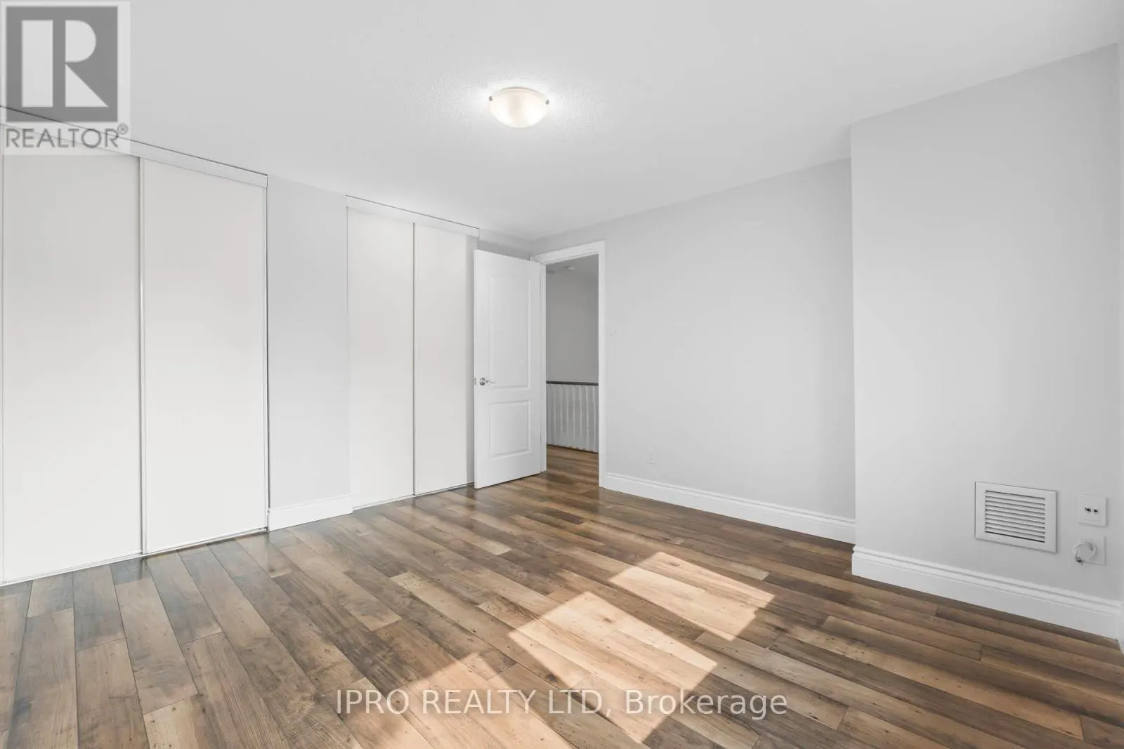 35 BARRINGTON CRESCENT W