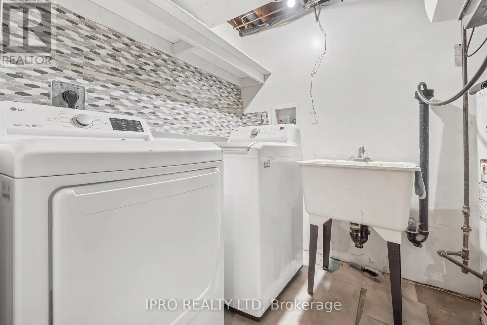 35 BARRINGTON CRESCENT W