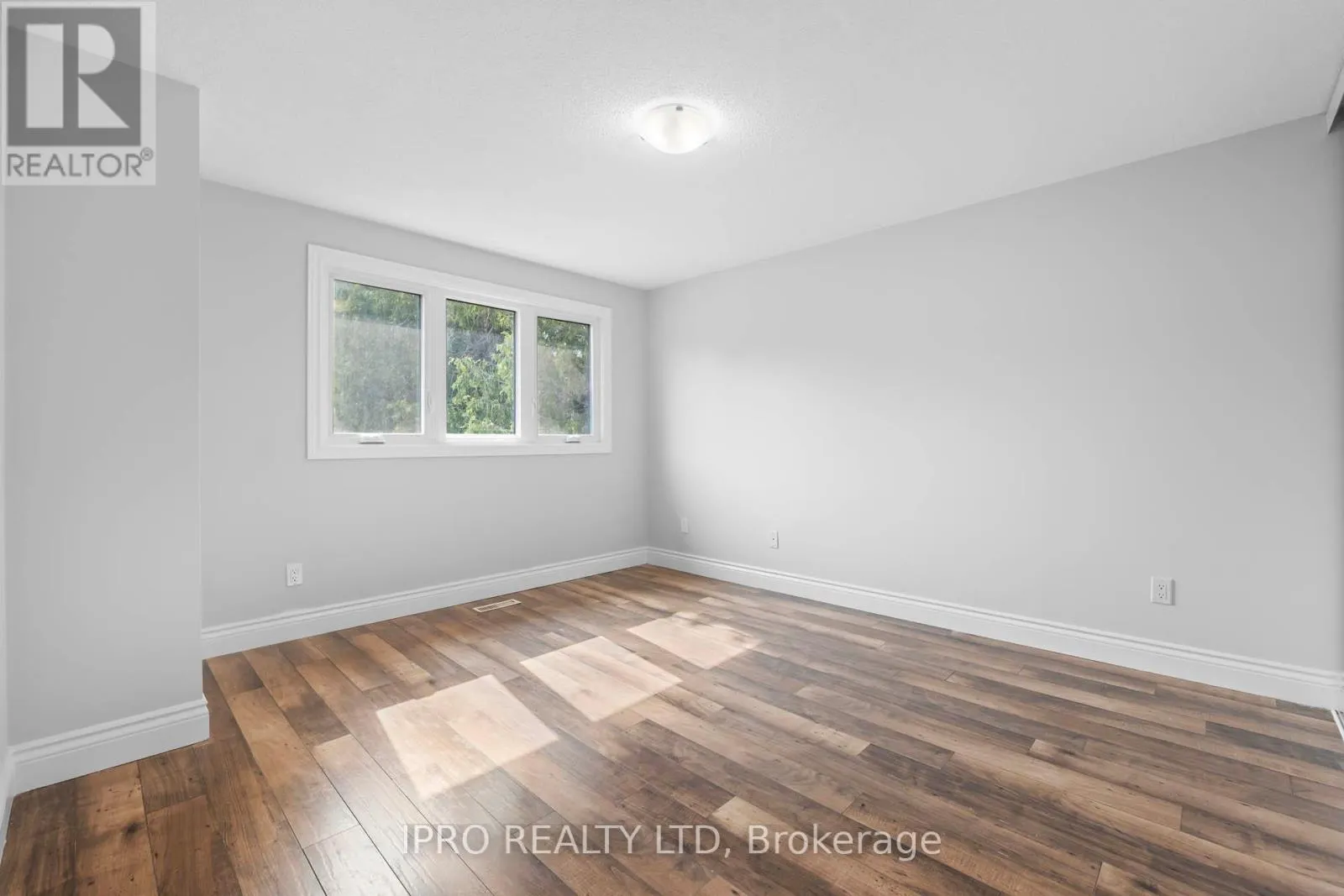 35 BARRINGTON CRESCENT W