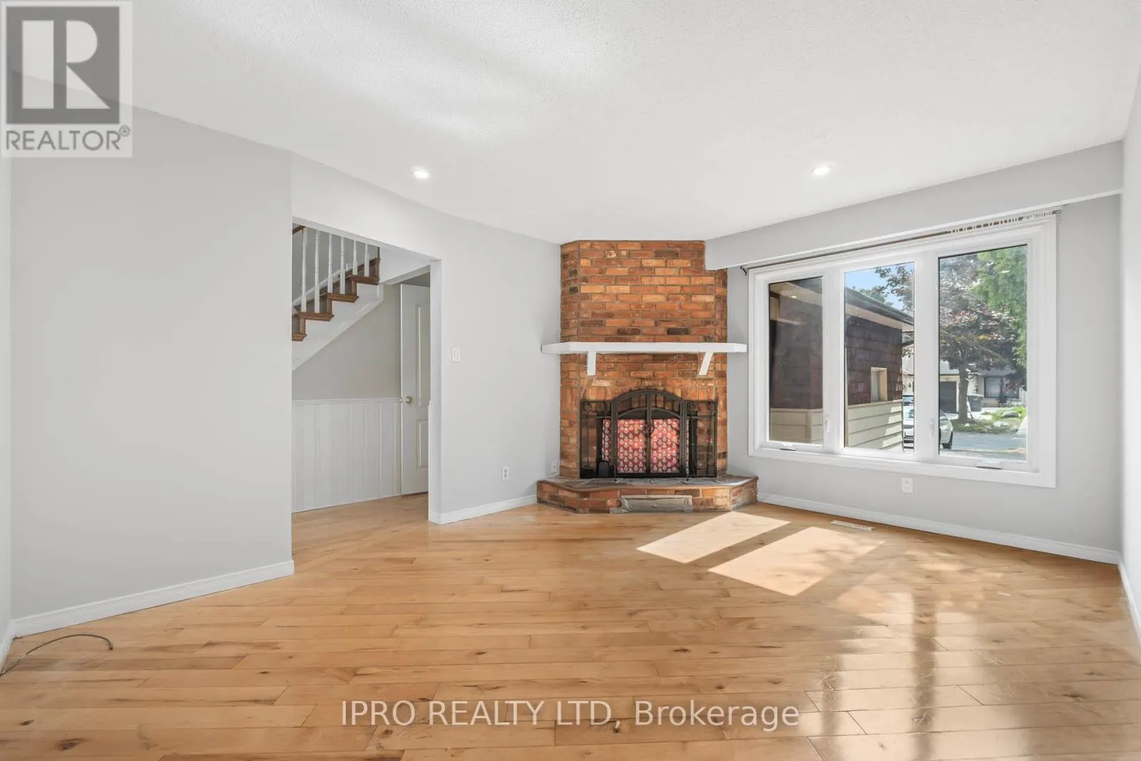 35 BARRINGTON CRESCENT W