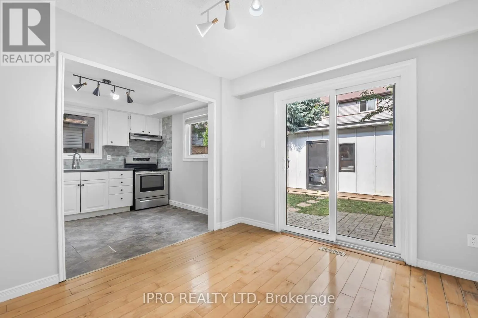35 BARRINGTON CRESCENT W