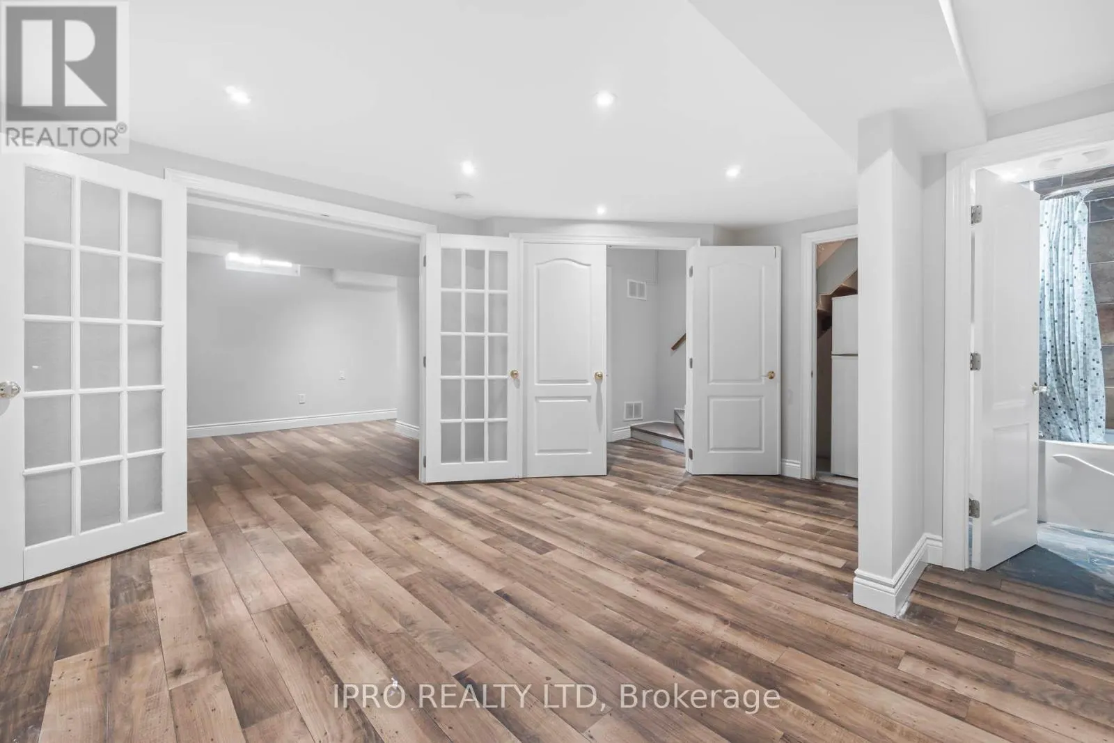 35 BARRINGTON CRESCENT W
