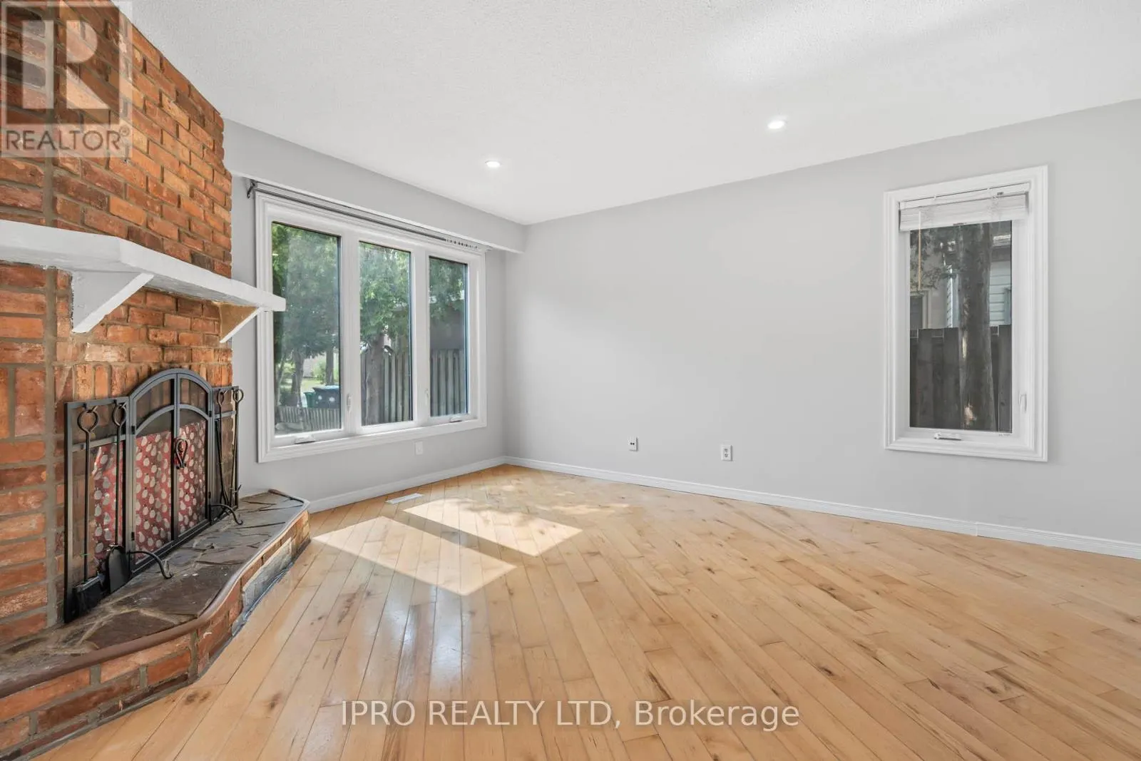 35 BARRINGTON CRESCENT W