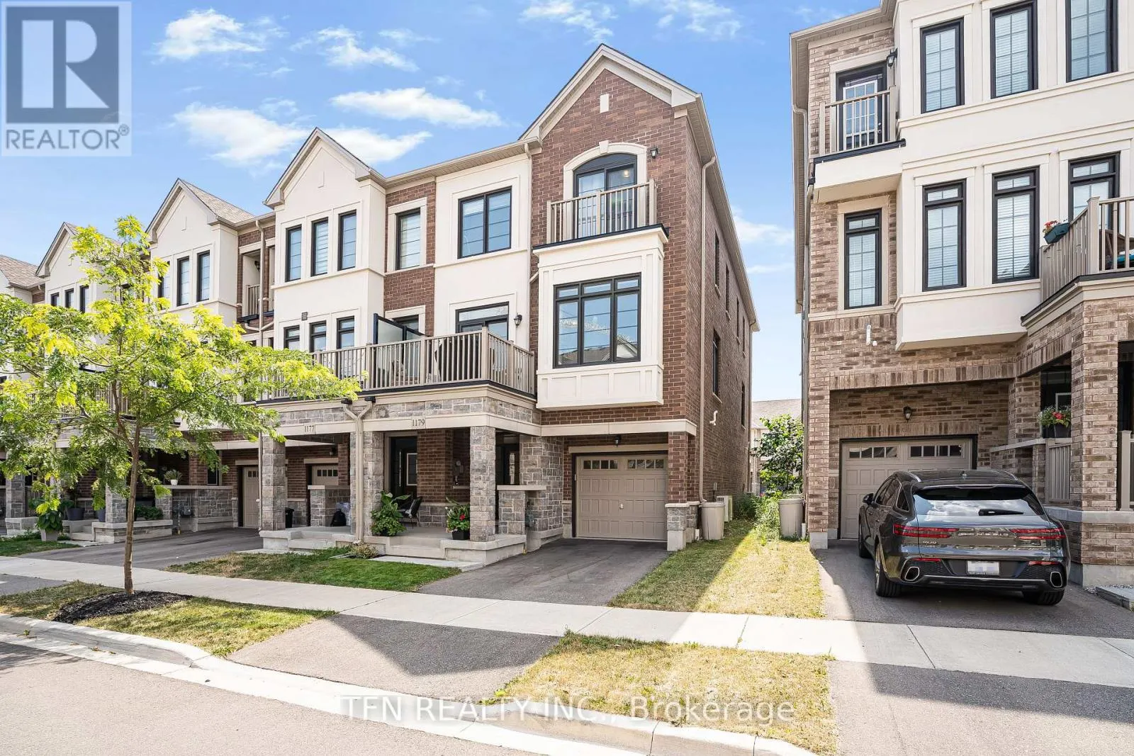 1179 LLOYD LANDING