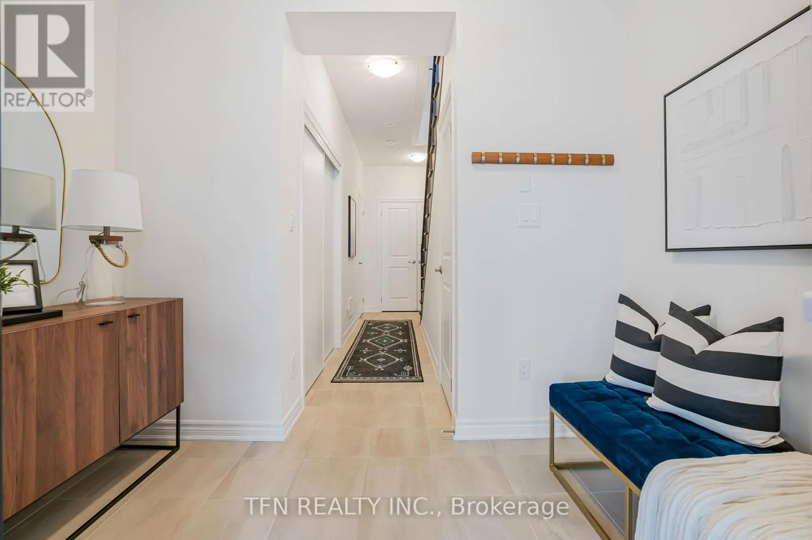 1179 LLOYD LANDING