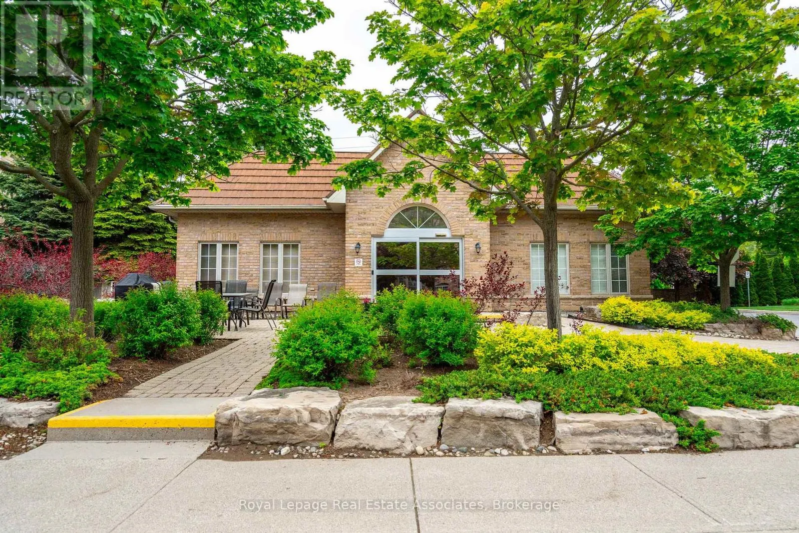 B208 - 216 PLAINS ROAD W