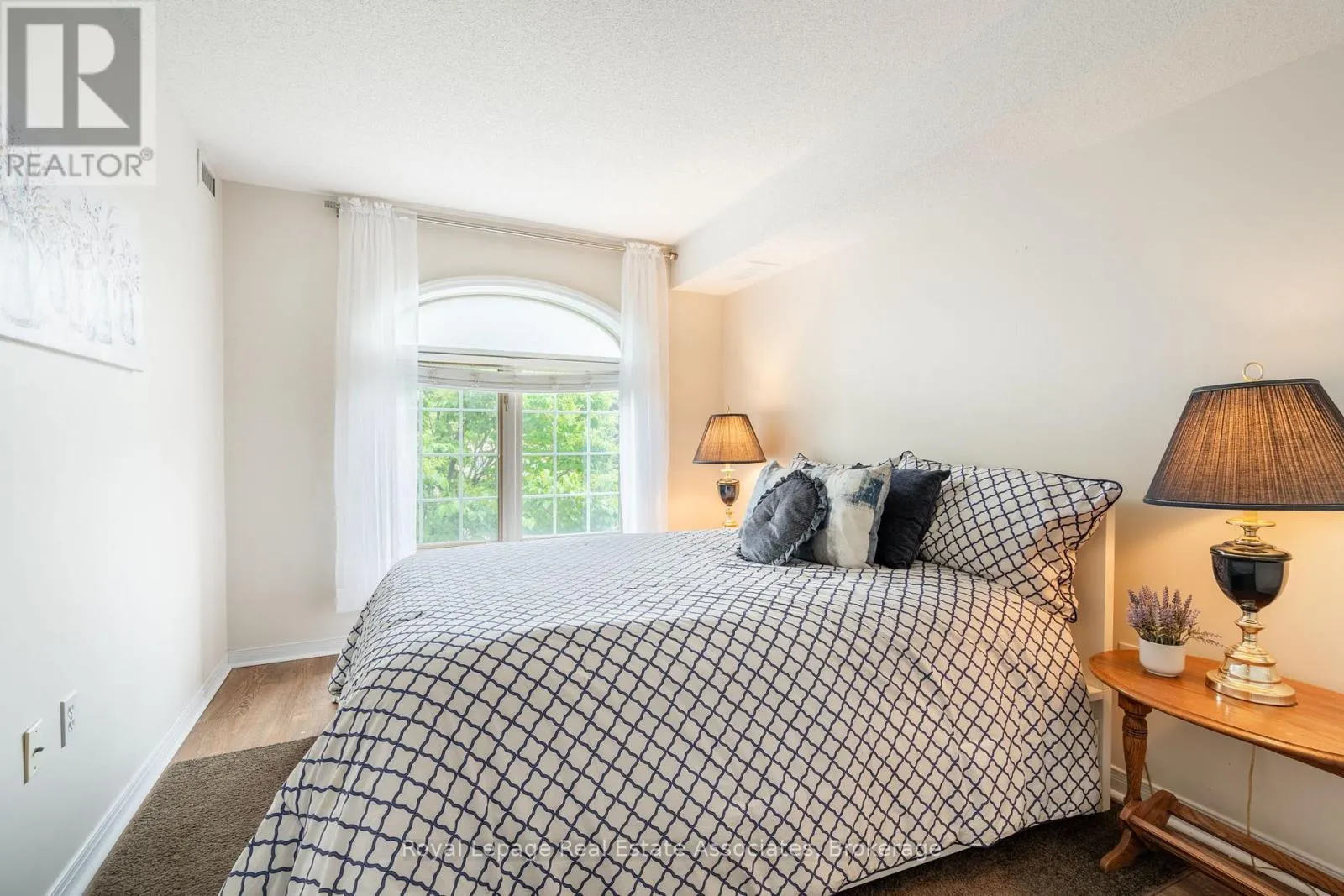 B208 - 216 PLAINS ROAD W