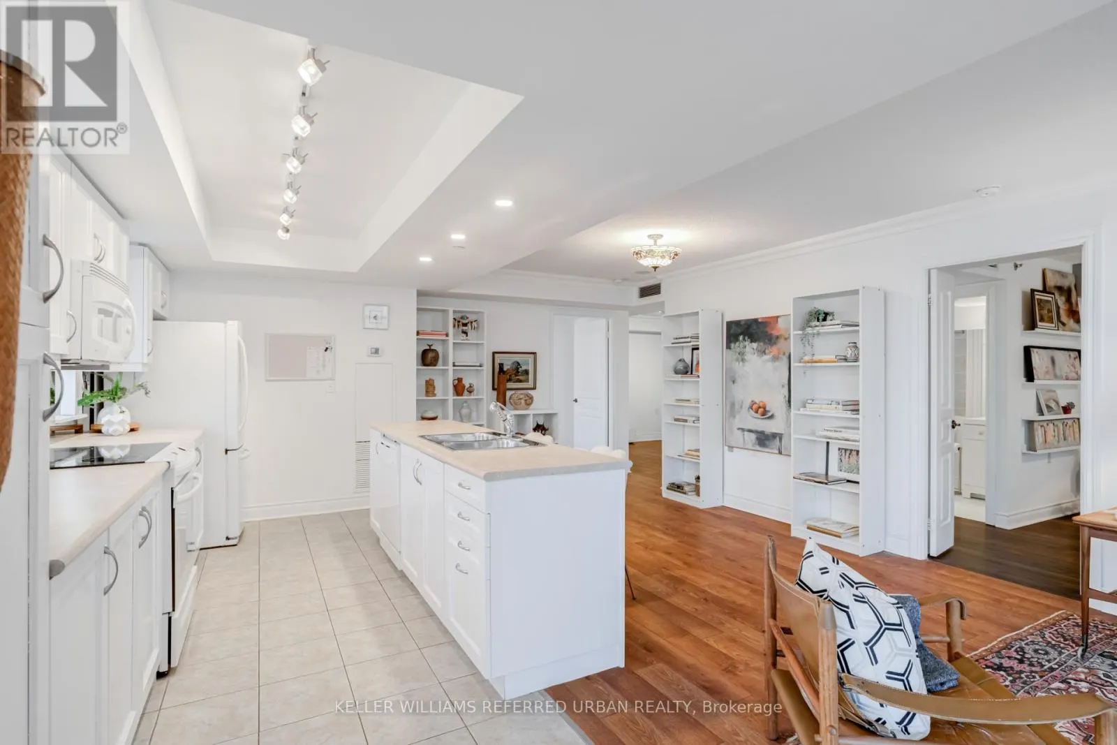 902 - 3 MARINE PARADE DRIVE