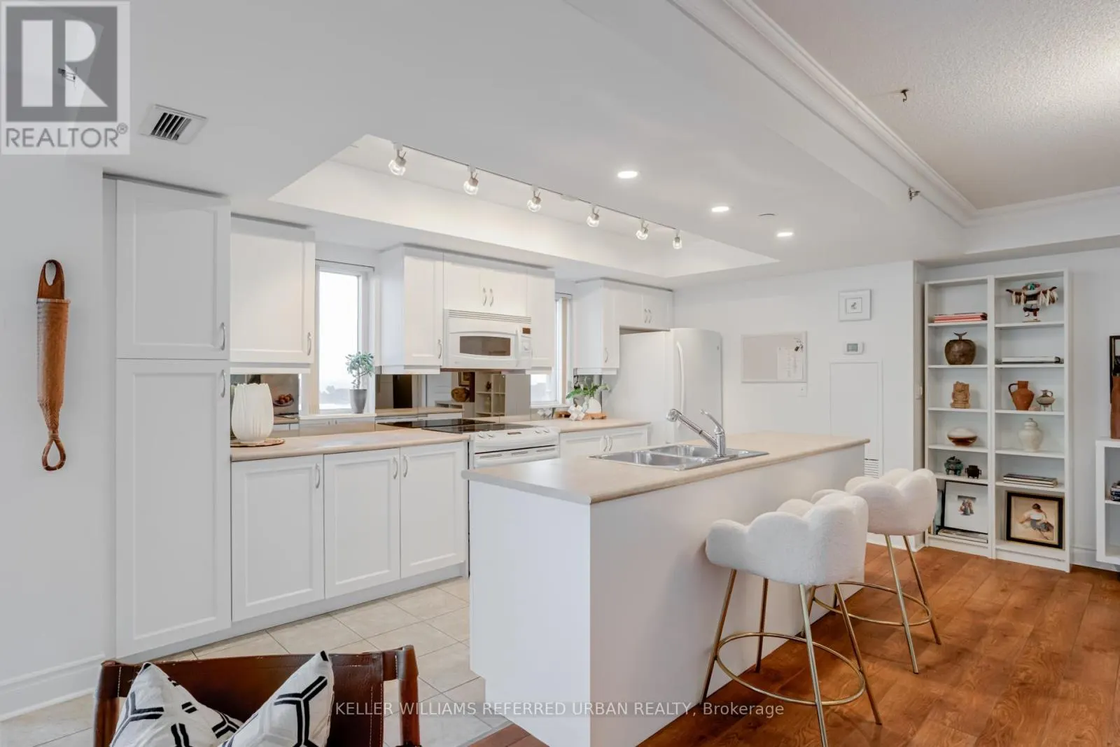 902 - 3 MARINE PARADE DRIVE