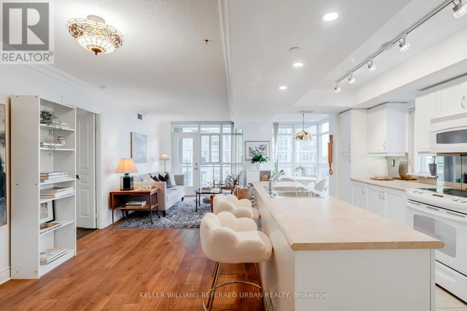 902 - 3 MARINE PARADE DRIVE