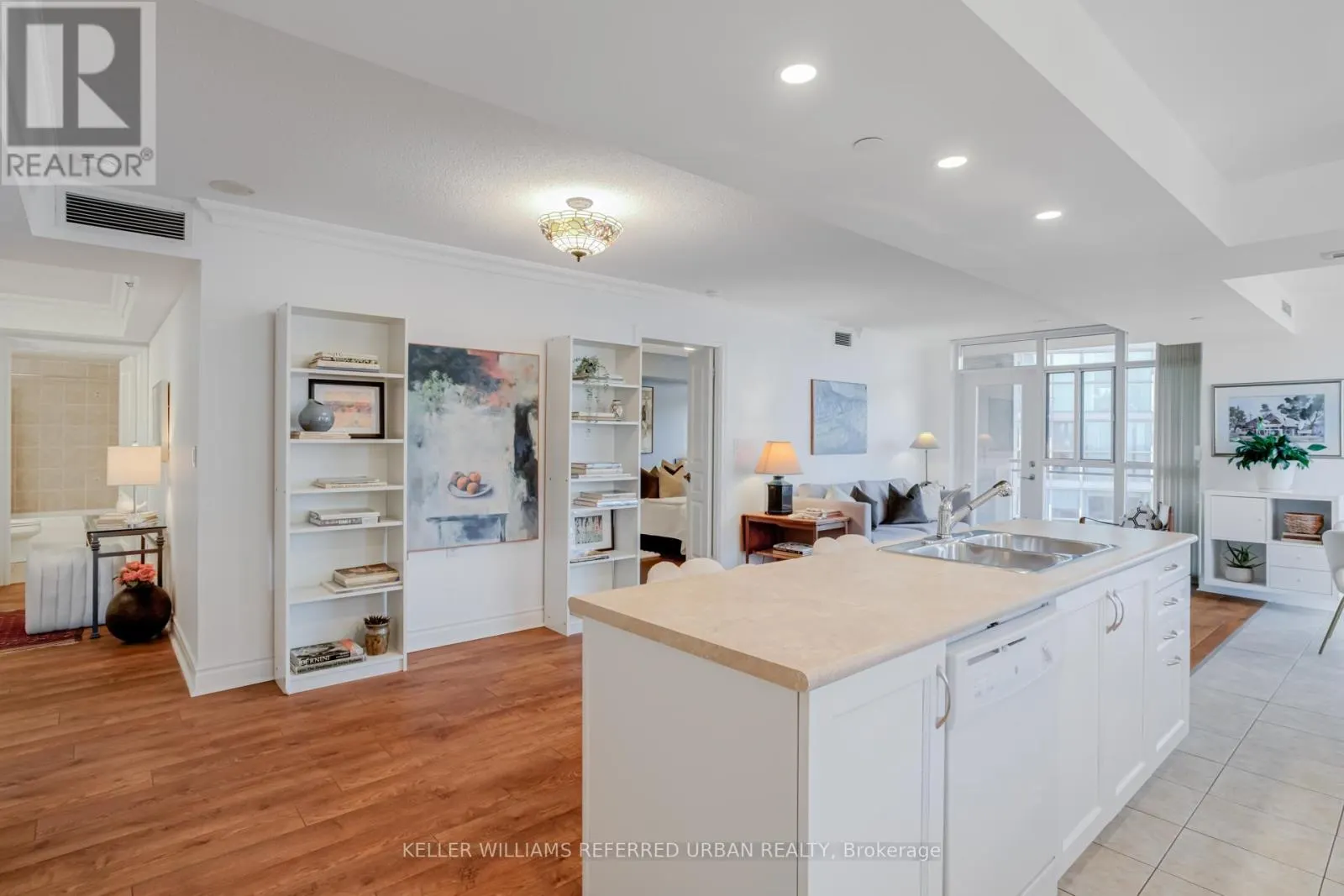 902 - 3 MARINE PARADE DRIVE