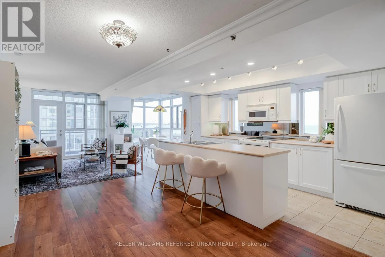902 - 3 MARINE PARADE DRIVE
