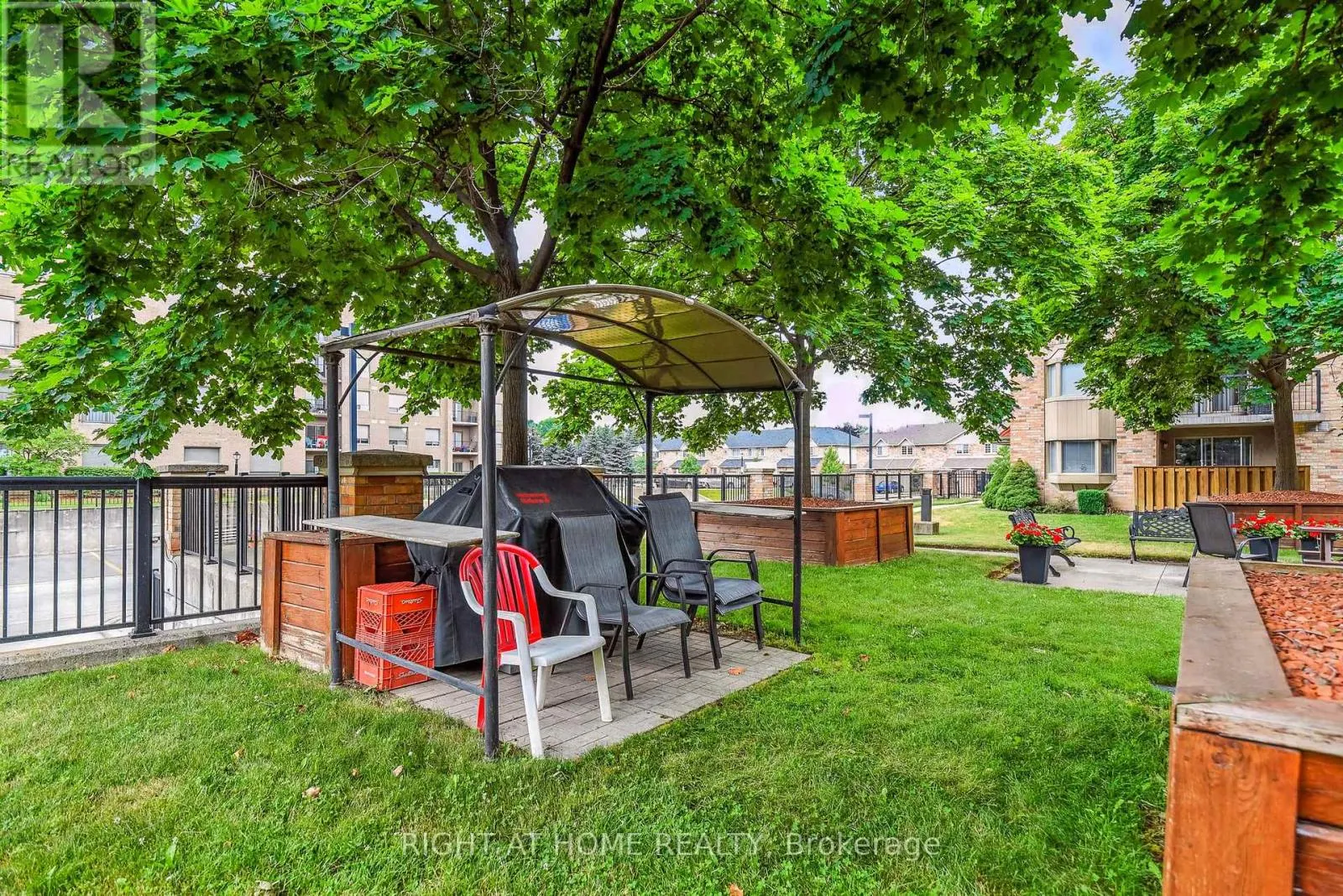 404 - 3499 UPPER MIDDLE ROAD