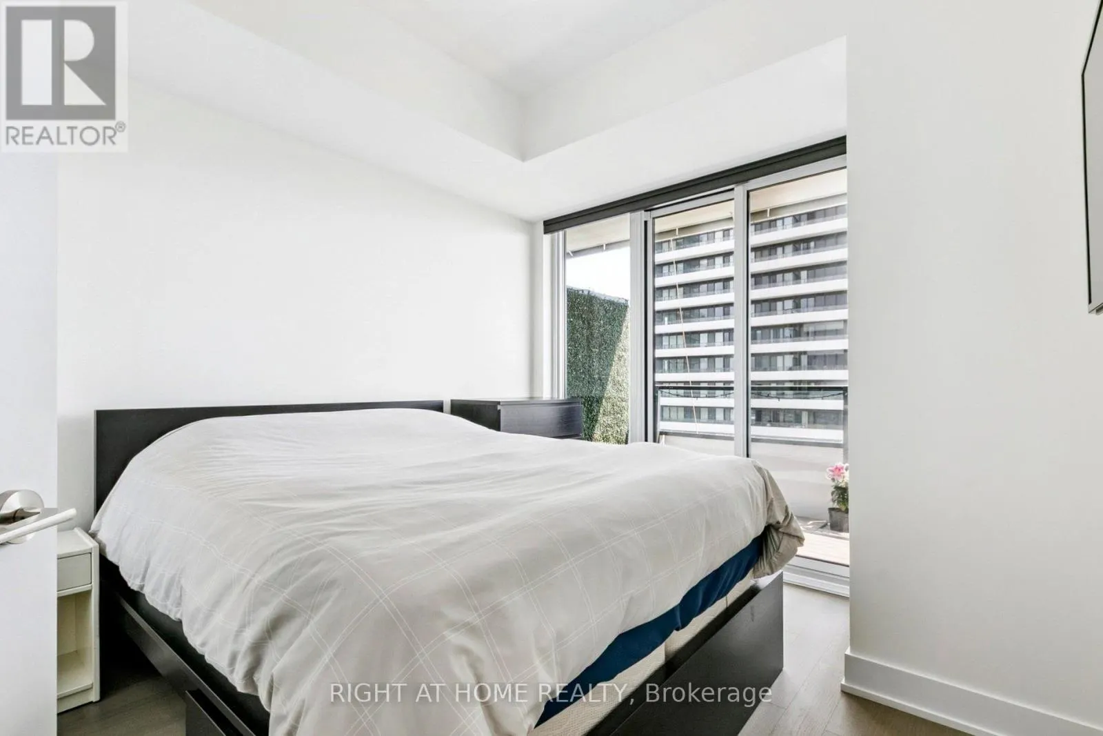 2217 - 30 SHORE BREEZE DRIVE