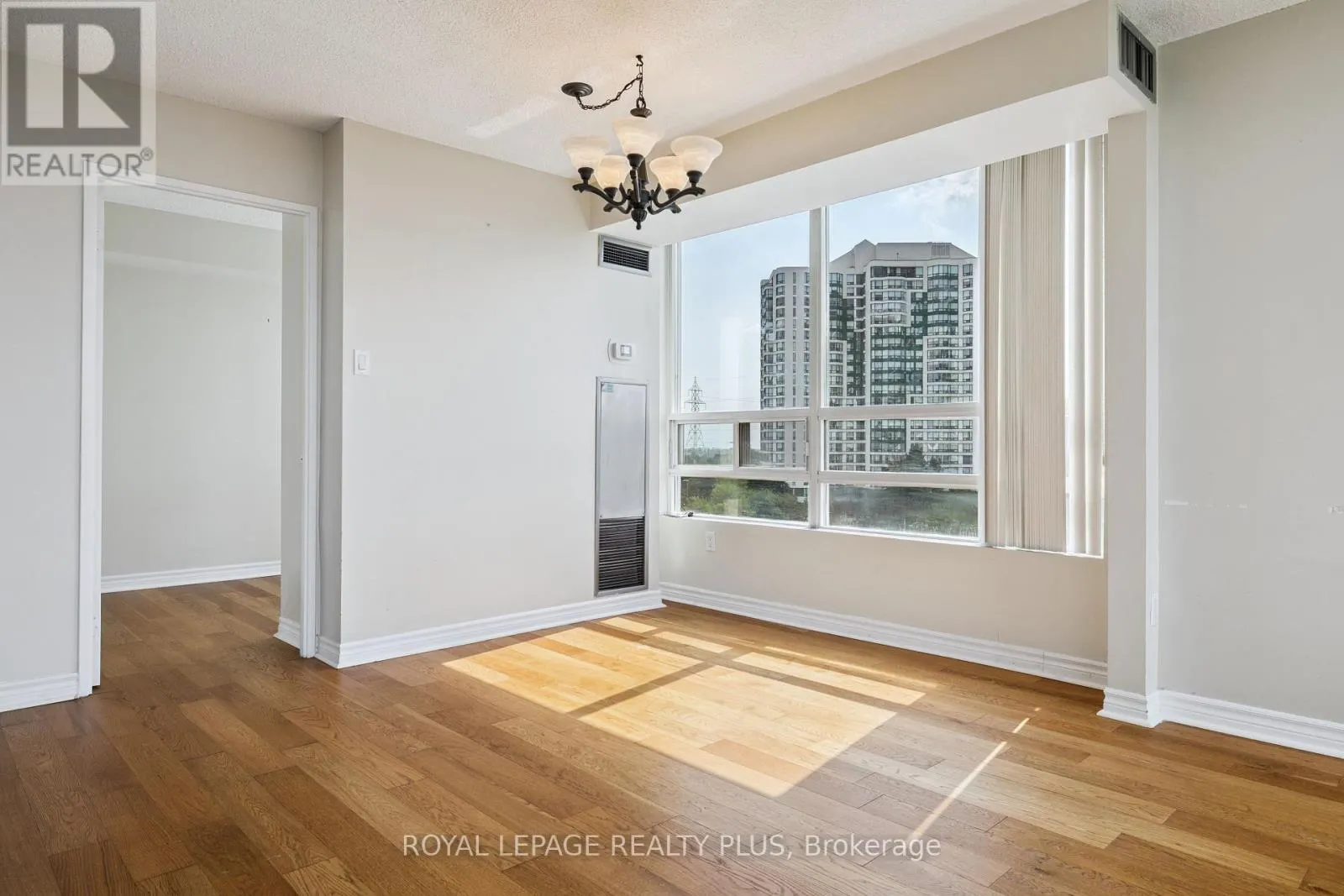712 - 50 KINGSBRIDGE GARDEN CIRCLE