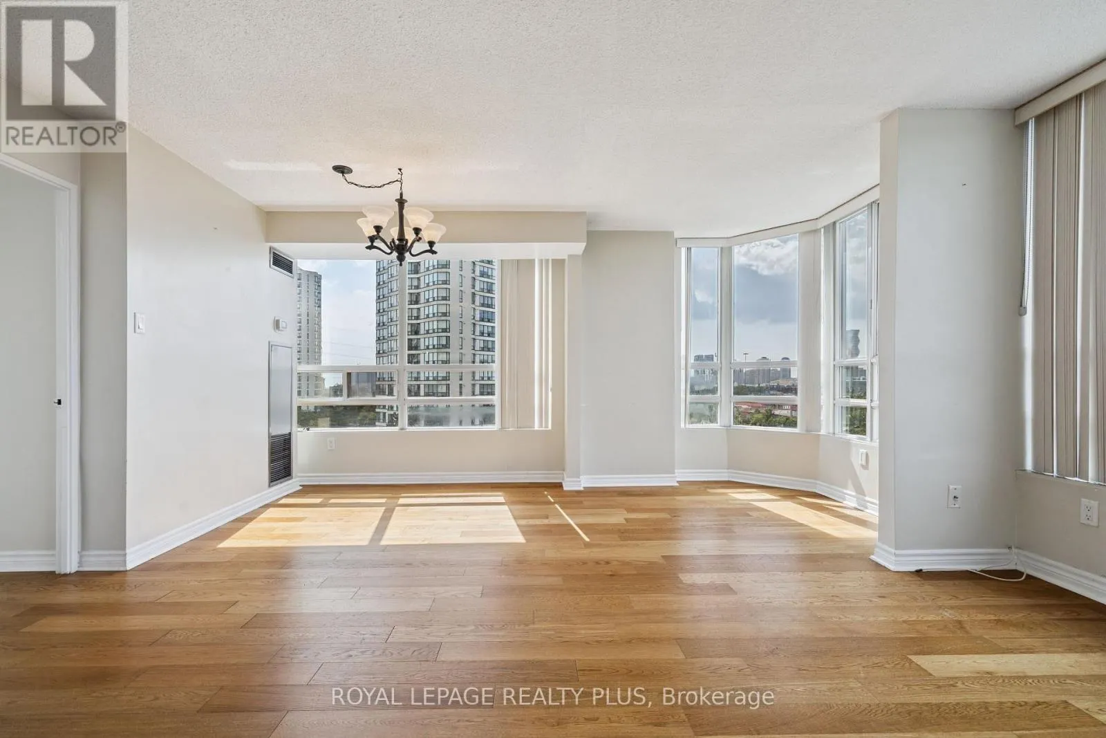 712 - 50 KINGSBRIDGE GARDEN CIRCLE