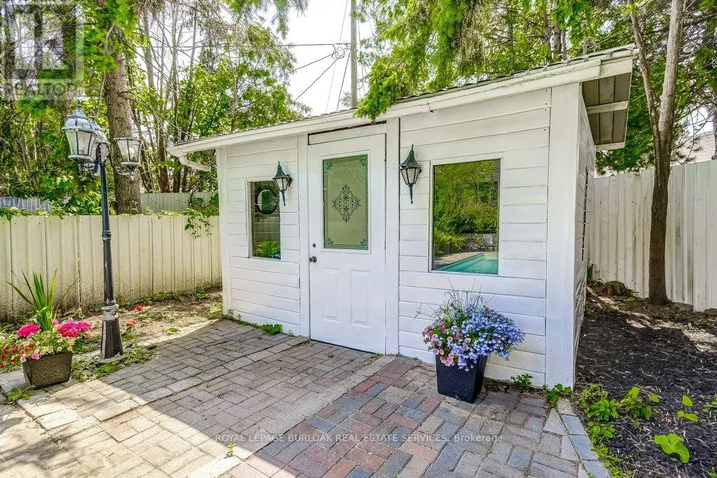 652 AUBURN CRESCENT