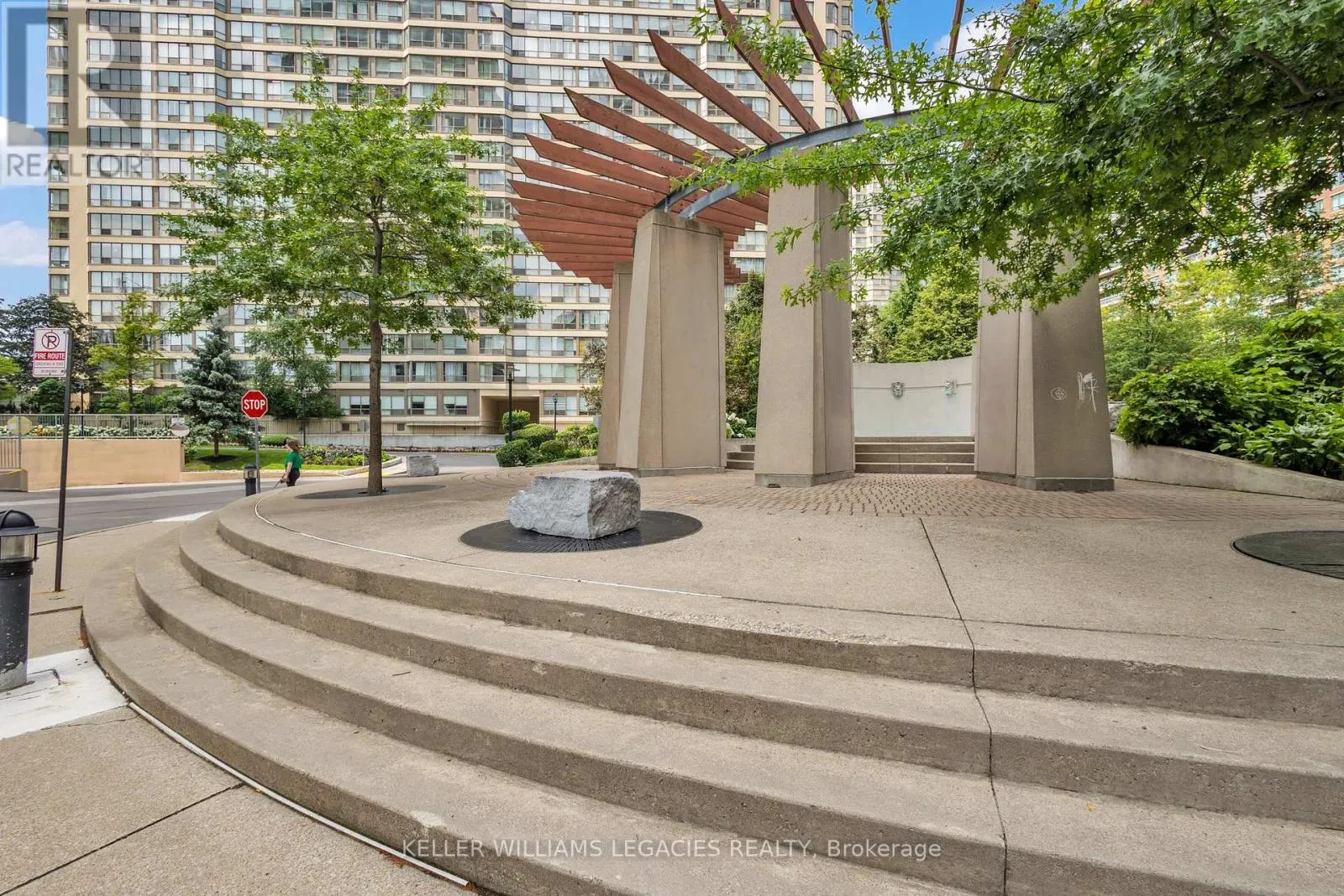 2013 - 33 ELM DRIVE W