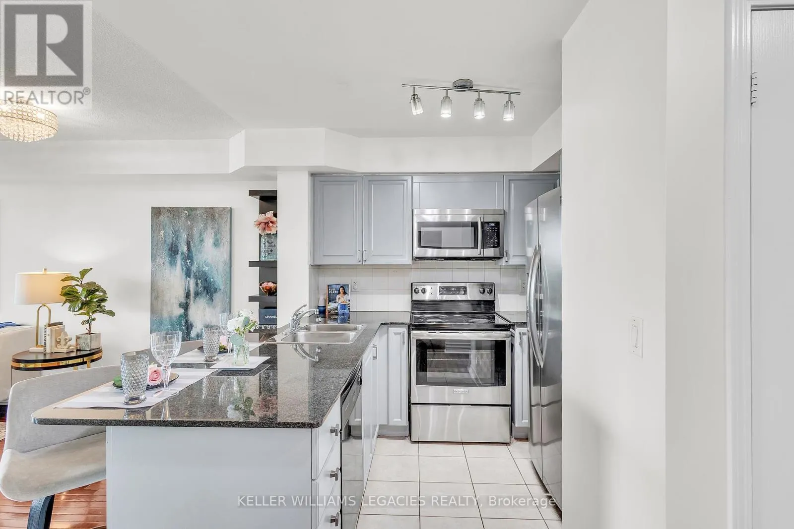 2013 - 33 ELM DRIVE W