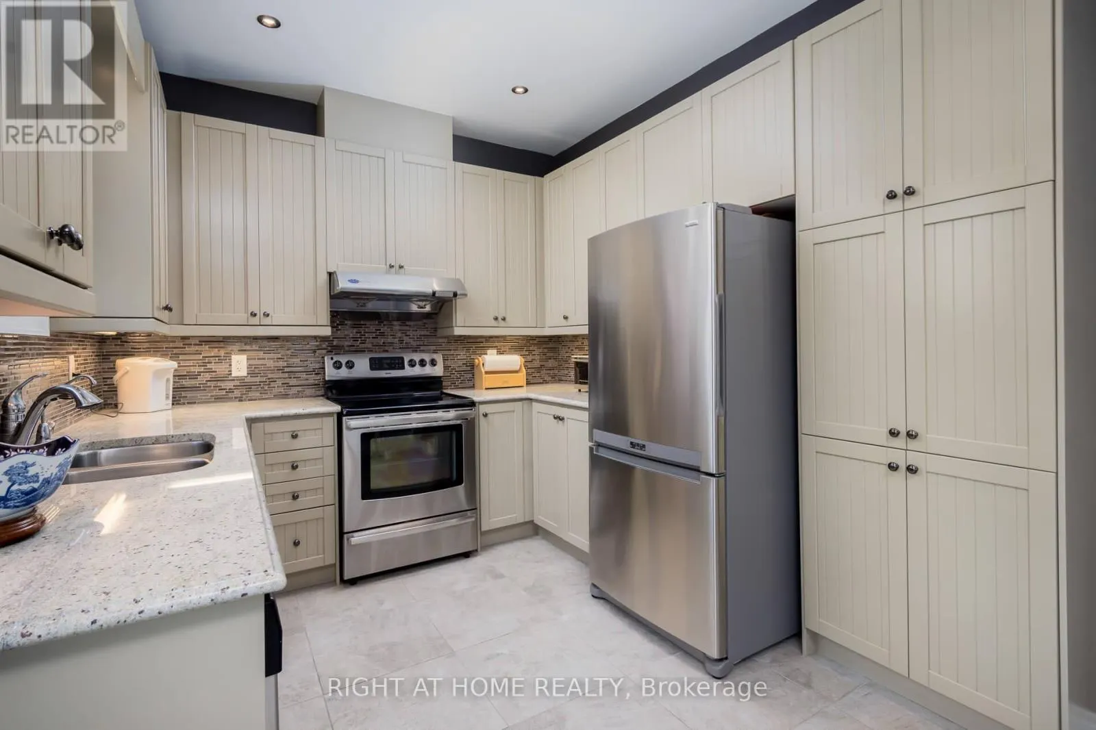 1 SEA HOLLY CRESCENT