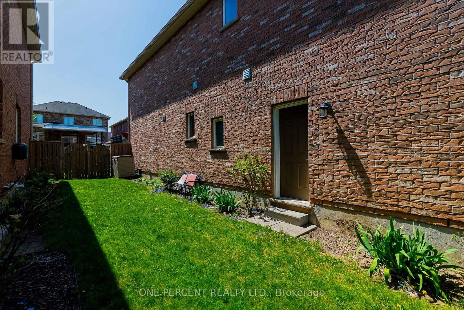 6 DUFFEL CRESCENT