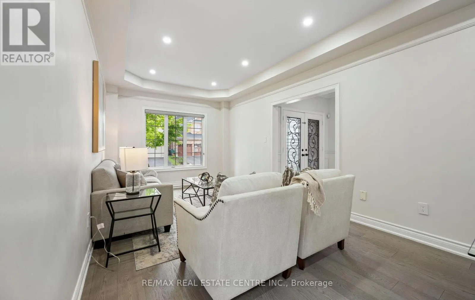 50 AMBOISE CRESCENT