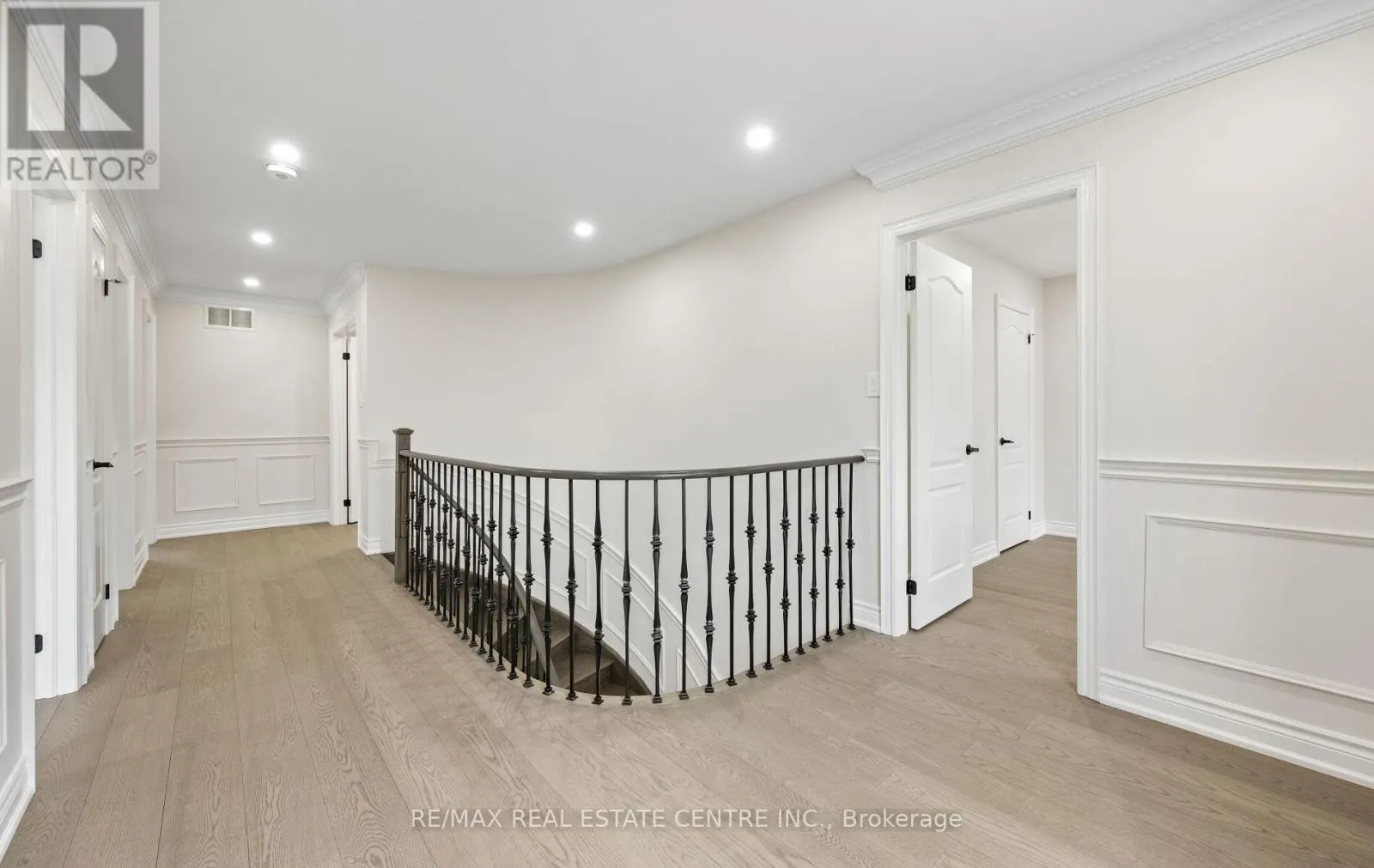 50 AMBOISE CRESCENT