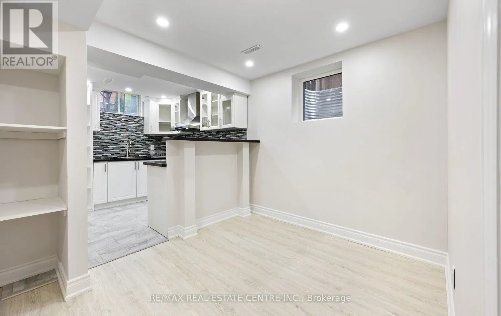 50 AMBOISE CRESCENT