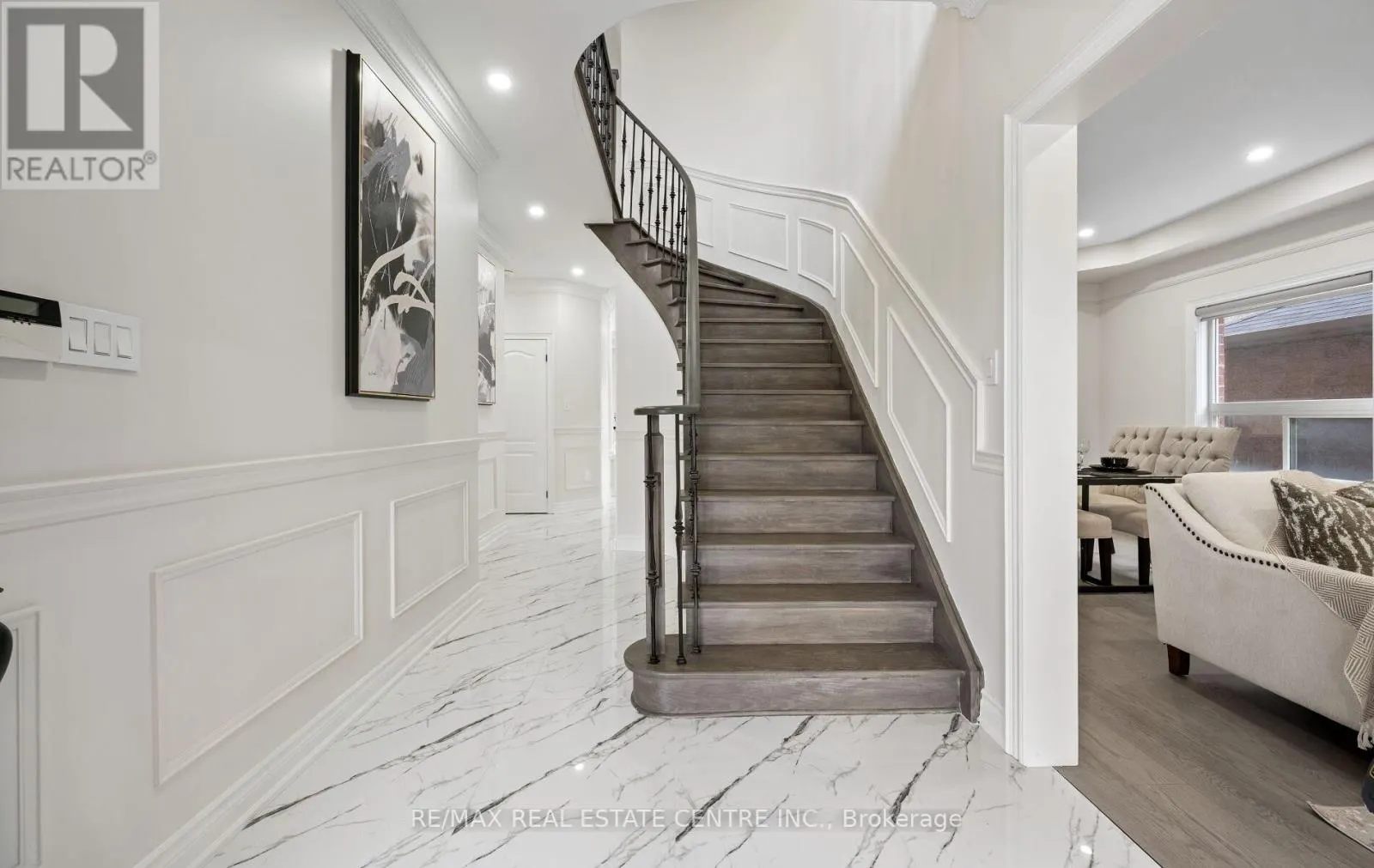 50 AMBOISE CRESCENT