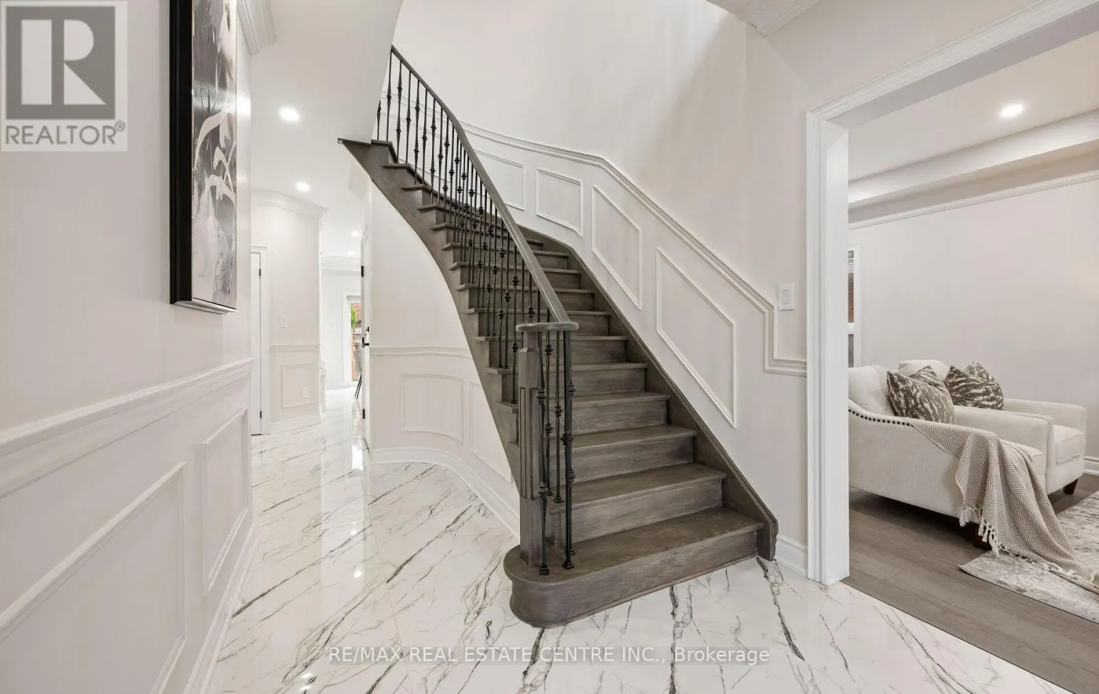 50 AMBOISE CRESCENT