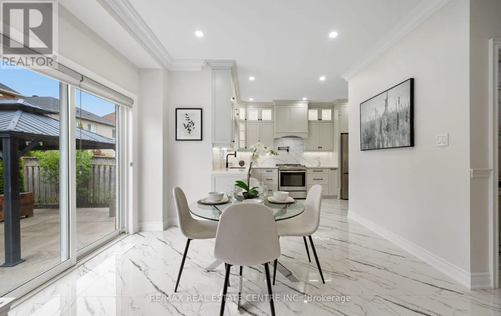 50 AMBOISE CRESCENT