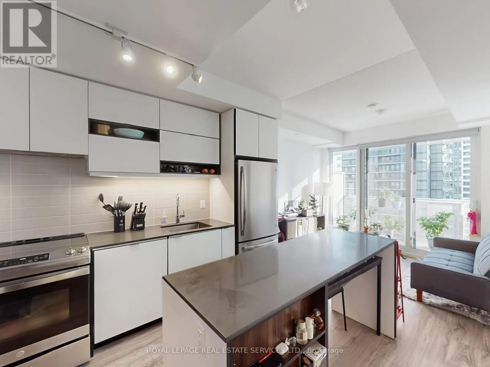 1612 - 4065 CONFEDERATION PARKWAY