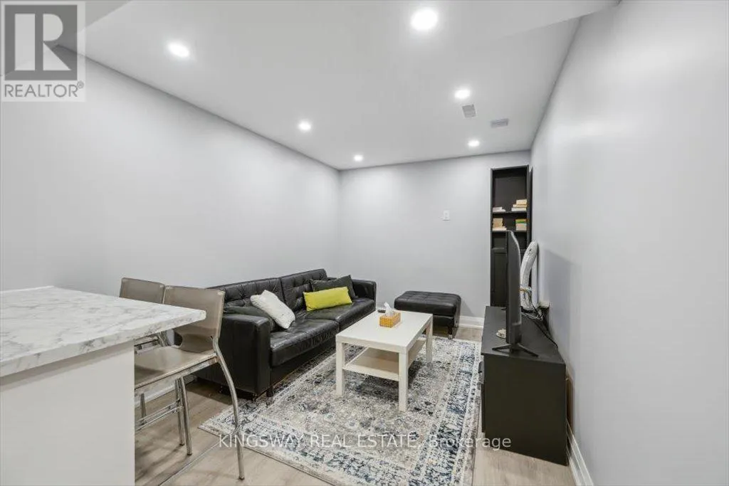 688 KENNEDY CIRCLE W