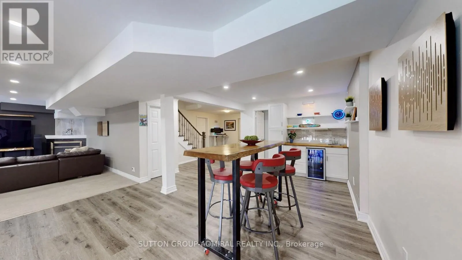 10 WALTON DRIVE