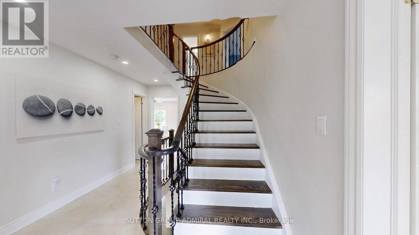 10 WALTON DRIVE