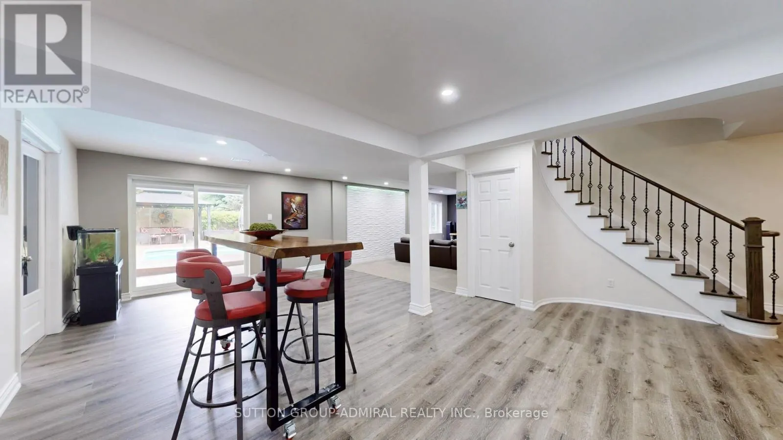 10 WALTON DRIVE