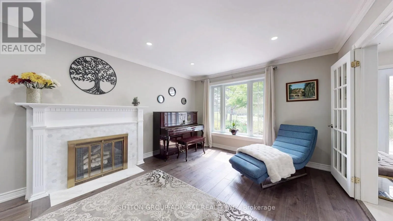 10 WALTON DRIVE