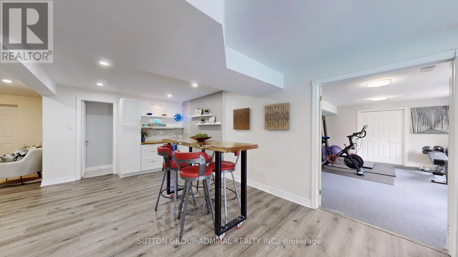 10 WALTON DRIVE