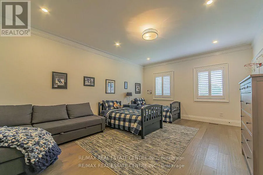 1 HAWTHORN CRESCENT