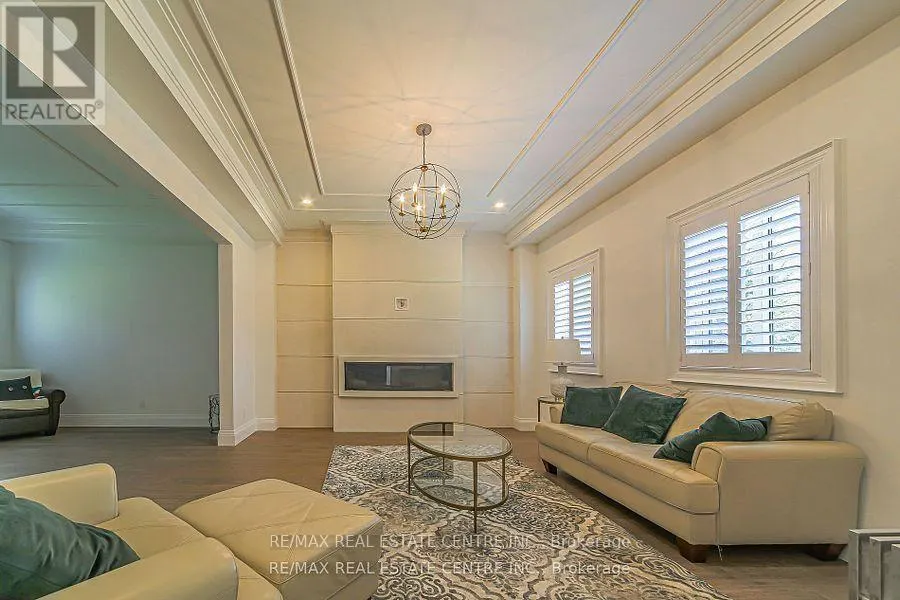 1 HAWTHORN CRESCENT