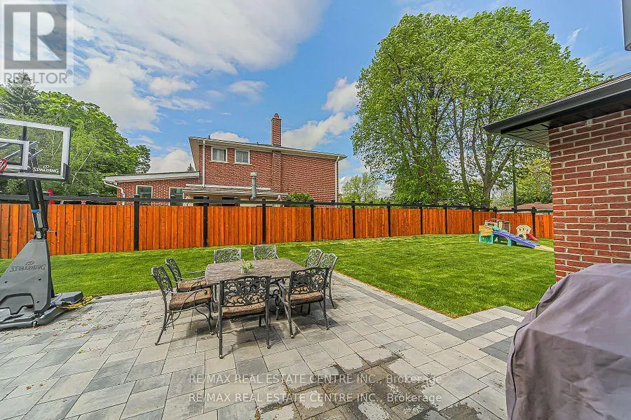 1 HAWTHORN CRESCENT