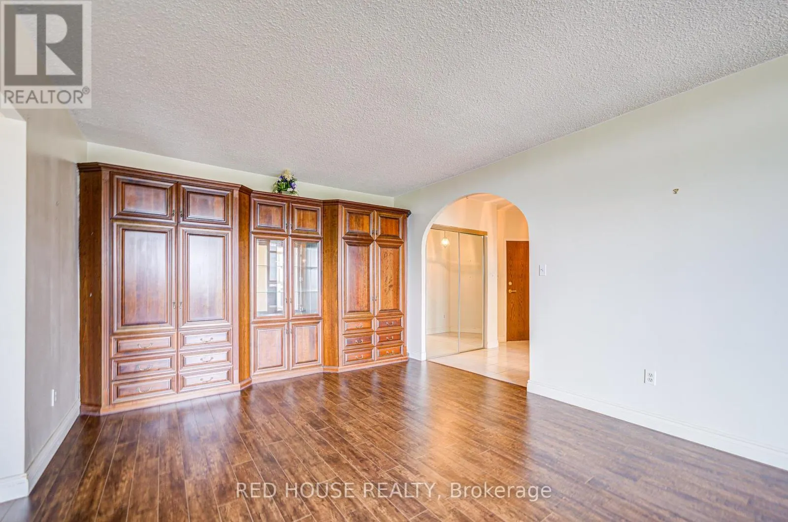 809 - 5250 LAKESHORE ROAD