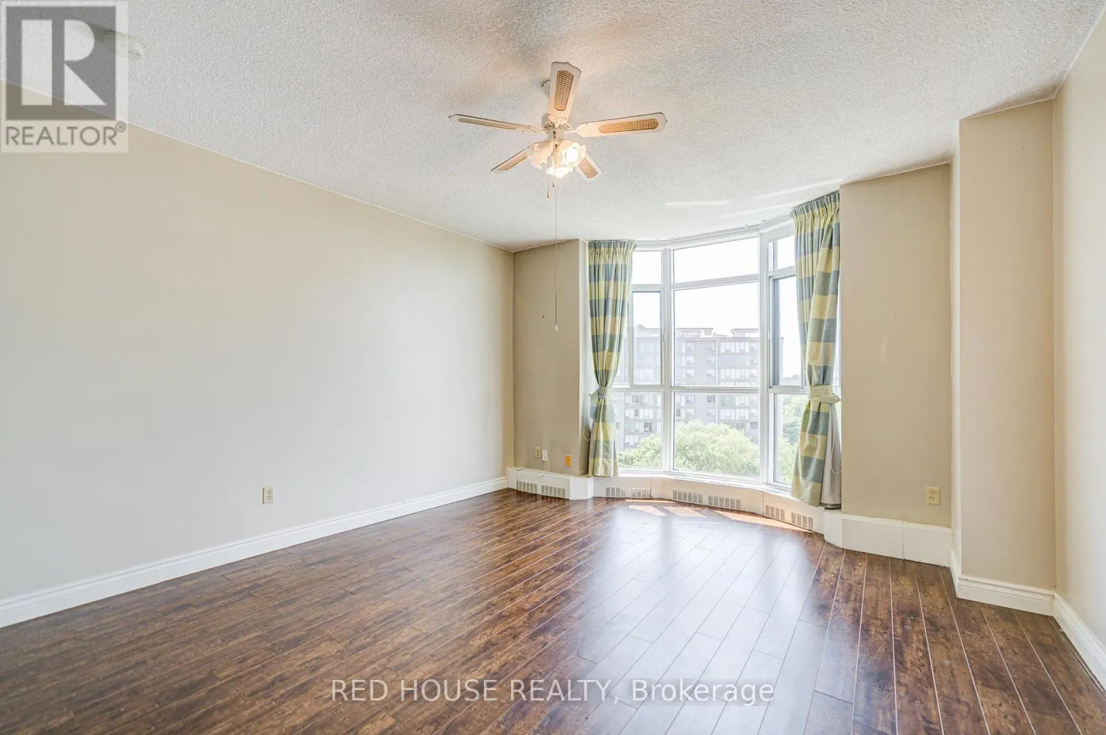809 - 5250 LAKESHORE ROAD