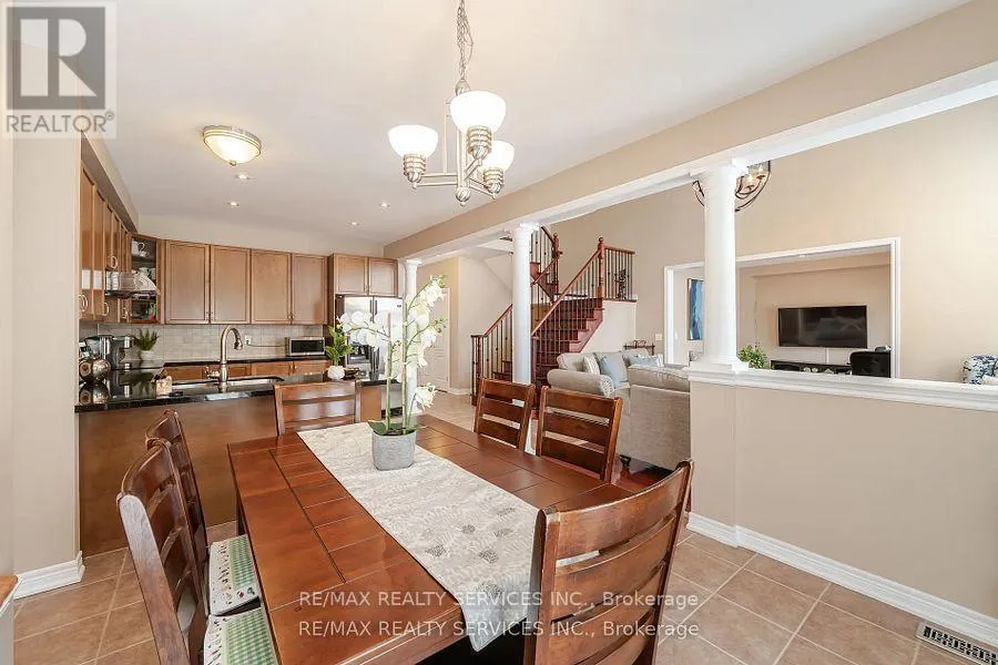 17 REGIS CIRCLE